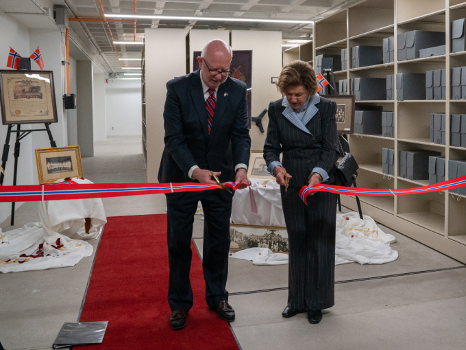 President Anderson and Queen Sonja mark the opening of the new special collections vault. Photo: Simen Sund, The Royal Court